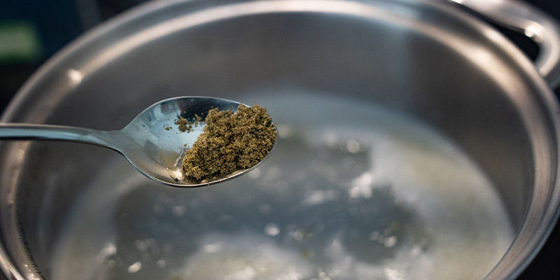 Procedimento: Quando Il Burro Si Sarà Sciolto Nell'Acqua Bollente, Aggiungete La Cannabis Finemente Macinata