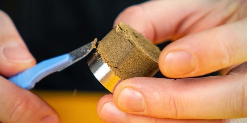 separare il cilindro di hashish dalla pressa