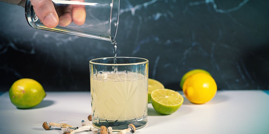 Istruzioni per Preparare il Lemon Tek: Aggiungete Acqua O Tè (Non Bollenti!) Al Vostro Succo
