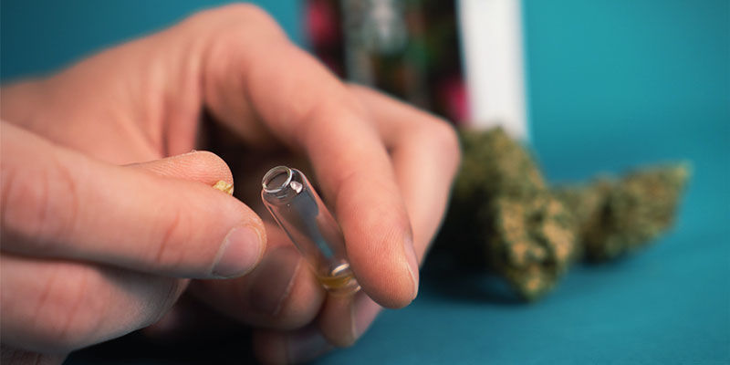 EZ Test THC: Posiziona una piccola quantità di materiale da analizzare al suo interno