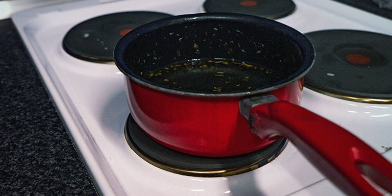 Metti Acqua, Aceto, Sale, Zucchero E Semi Di Senape In Una Pentola Capiente E Porta Tutto