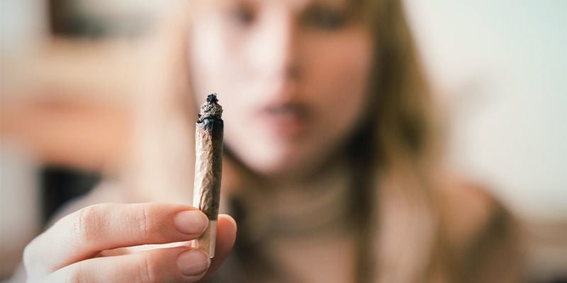 Perché Il Fumo Di Cannabis Provoca Il Mal Di Gola?