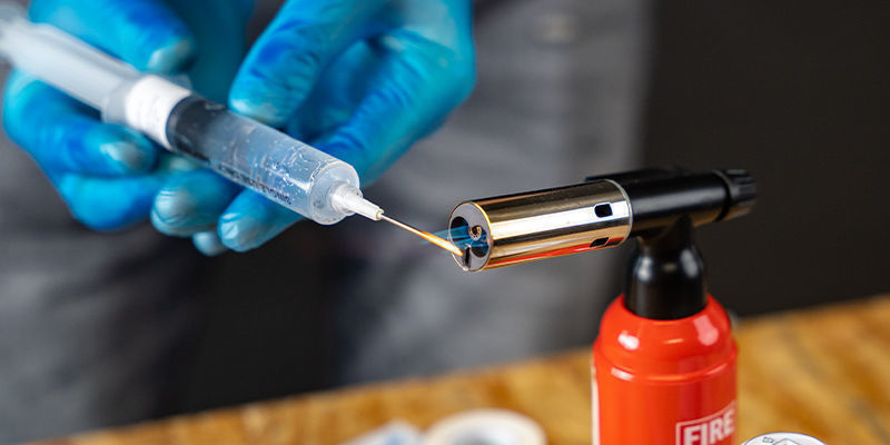 Sterilizzate gli strumenti e l'ambiente di lavoro