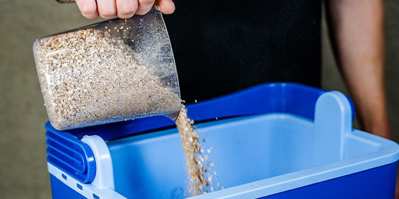 Aggiungi la vermiculite e i fondi di caffè