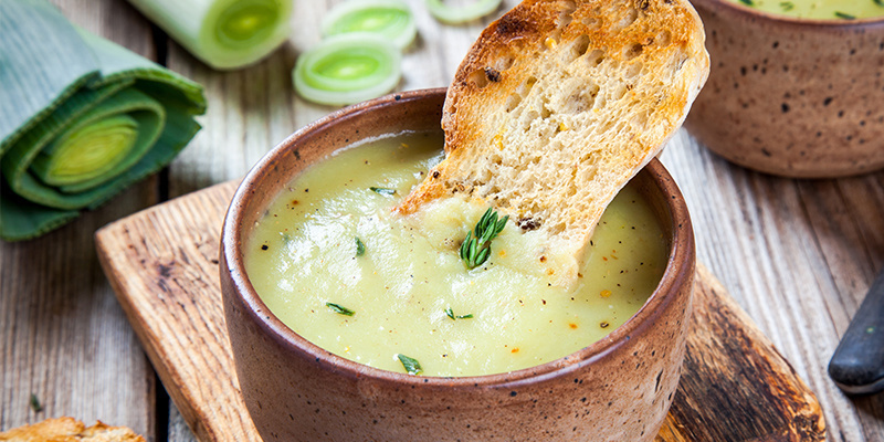 Antipasti: Zuppa di patate e porri alla cannabis
