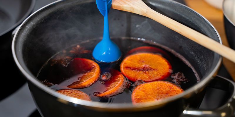 Lascia Cuocere Il Vino A Fuoco Basso Per 1 Ora, Ma Fai Molta Attenzione A Non Farlo Bollire