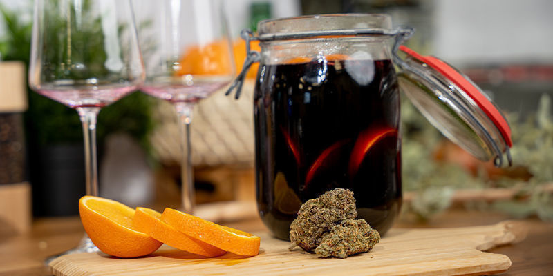 Per Riscaldare Il Vin Brulè Alla Cannabis, Versalo In Una Pentola Capiente E Accendi Il Fuoco