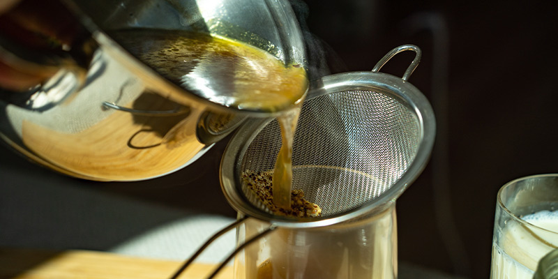 Una Volta Infusa Adeguatamente La Bustina, Filtrate La Miscela Attraverso Un Colino Da Tè Direttamente Nella Tazza