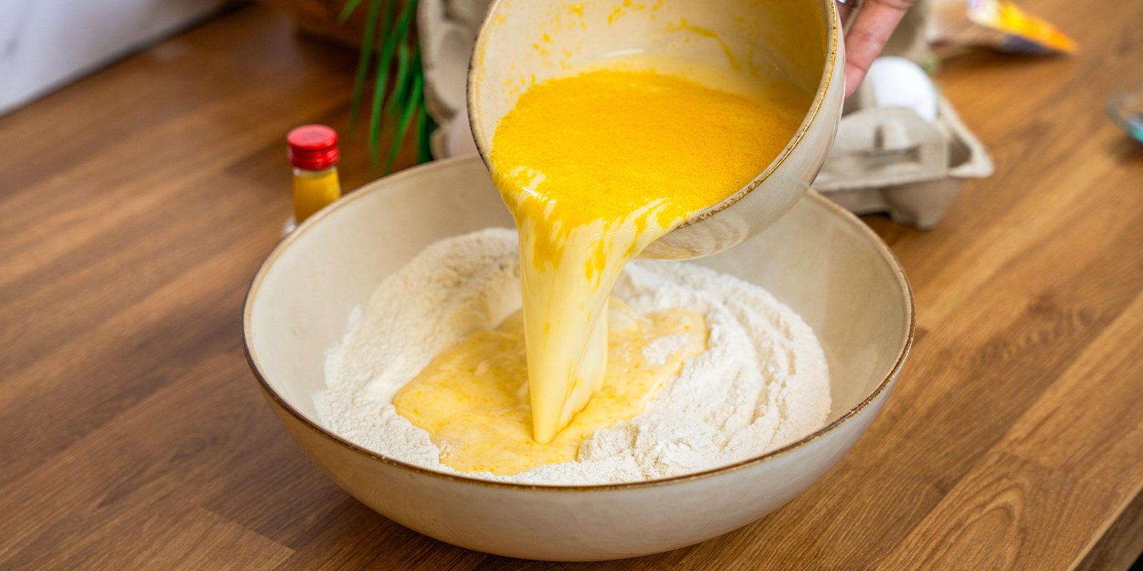 Versa i liquidi negli ingredienti secchi e mescola fino a ottenere un composto omogeneo Versa i liquidi negli ingredienti secchi e mescola fino a ottenere un composto omogeneo