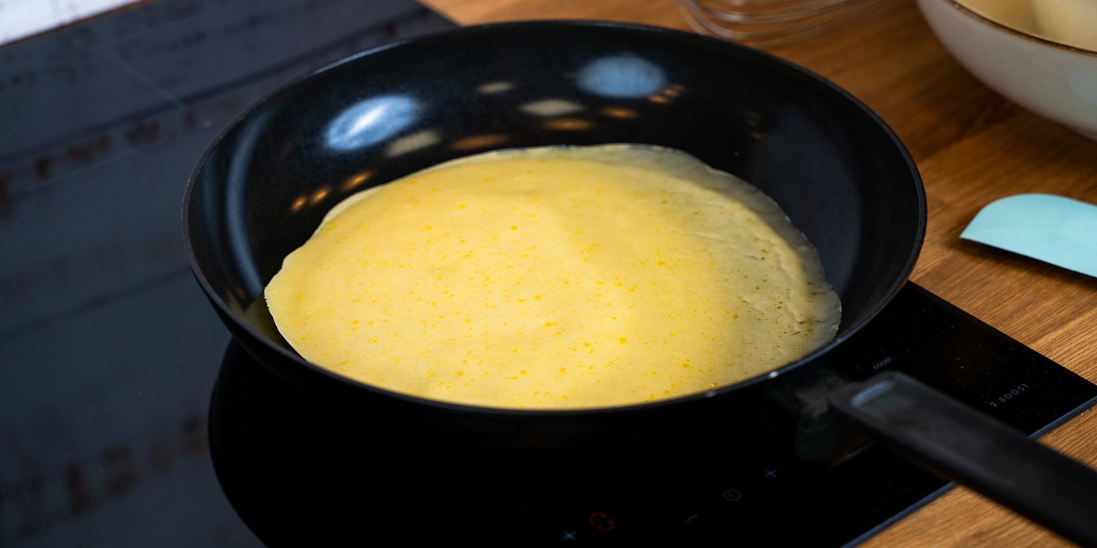 Versa un mestolo di impasto per ogni pancake Versa un mestolo di impasto per ogni pancake
