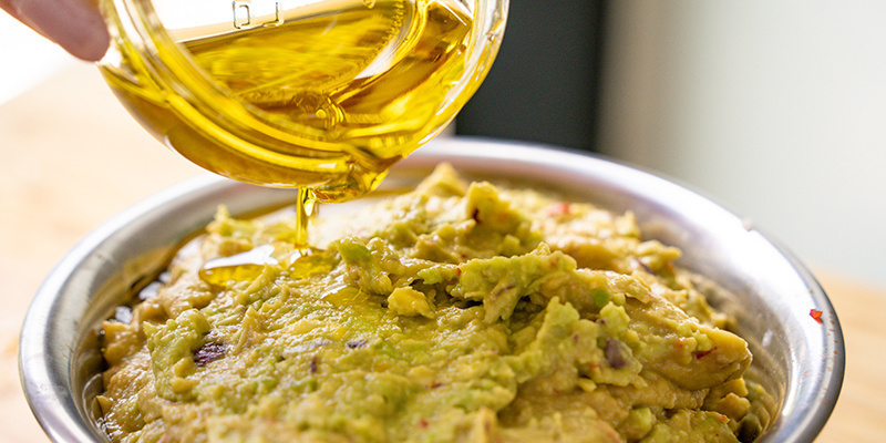 Oppure, Per Ottenere Una Consistenza Più Densa, Potete Schiacciare Gli Avocado Con Una Forchetta O Con Pestello E Mortaio