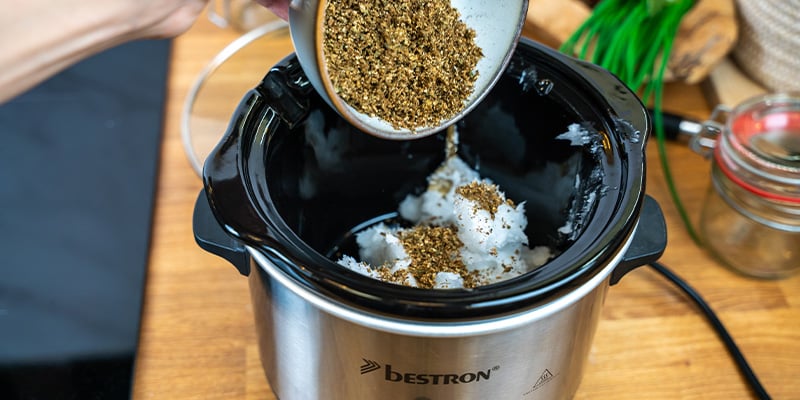 Passaggio 2: Unire la cannabis all’olio di cocco