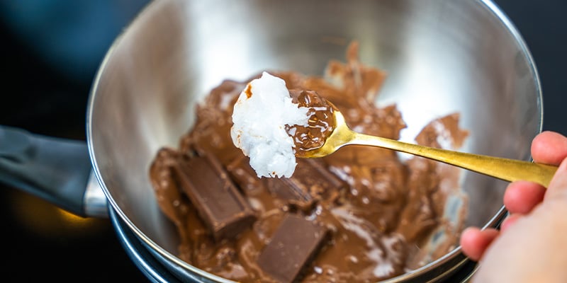 Spezzetta il cioccolato Quando il cioccolato si sarà sciolto, toglilo dal fuoco e aggiungi un altro quarto Aggiungi il burro o l’olio alla cannabis