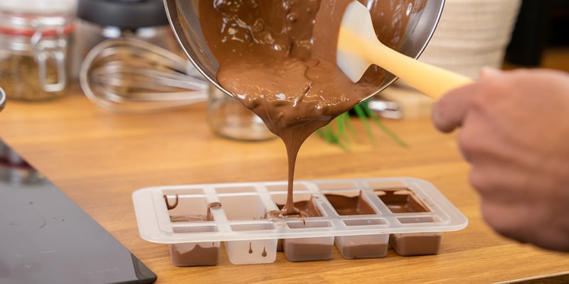 Versa il cioccolato negli stampi