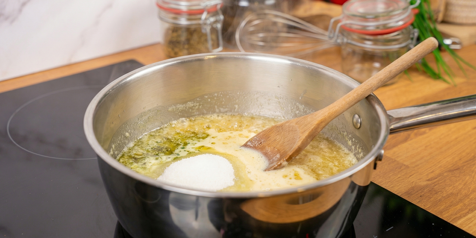 Sciogli burro, zucchero e latte