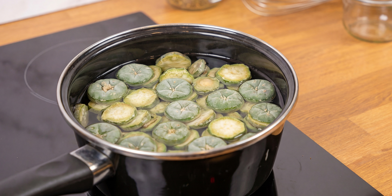 Metti le fette in un pentolino con l’acqua