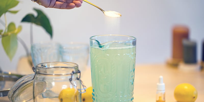 Ora È Il Momento Di Aggiungere Lo Zucchero Alla Miscela Di Spremuta Ed Acqua