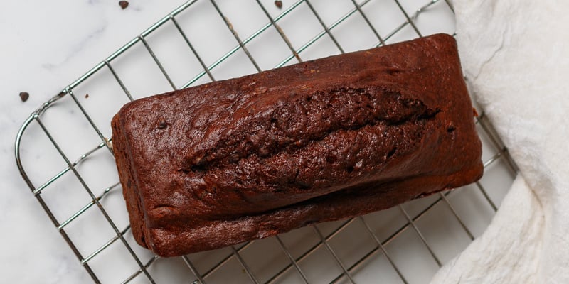 Dopo aver tolto la teglia dal forno, lascia raffreddare la torta nella teglia per circa 10 minuti.