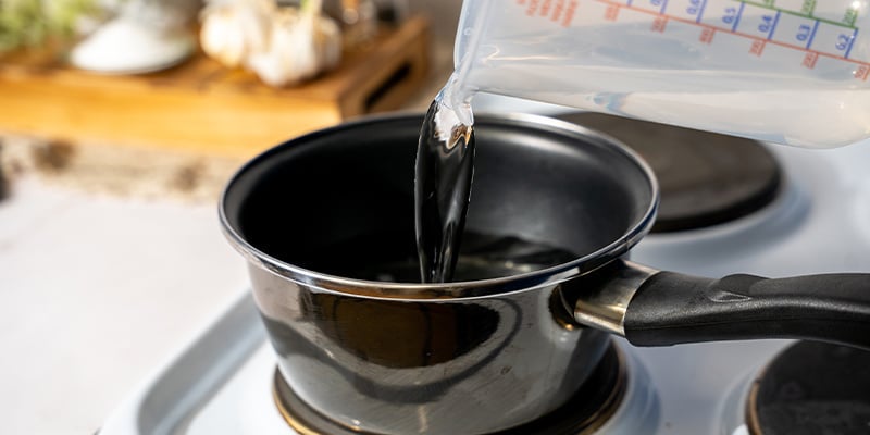 Versa 500ml d'acqua in una pentola e riscaldala sul fuoco.