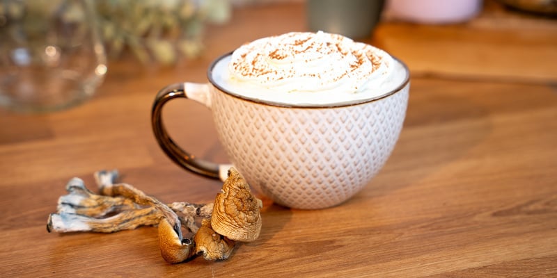 Se vuoi, puoi aggiungere altri ingredienti nella tua cioccolata calda magica, come marshmallow, un po' di panna montata, zuccherini colorati ecc.