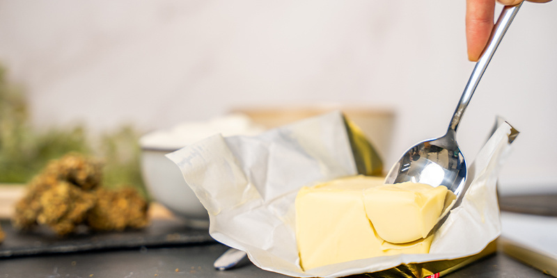 Riscaldate il burro o l'olio di cocco nella casseruola a fuoco medio.
