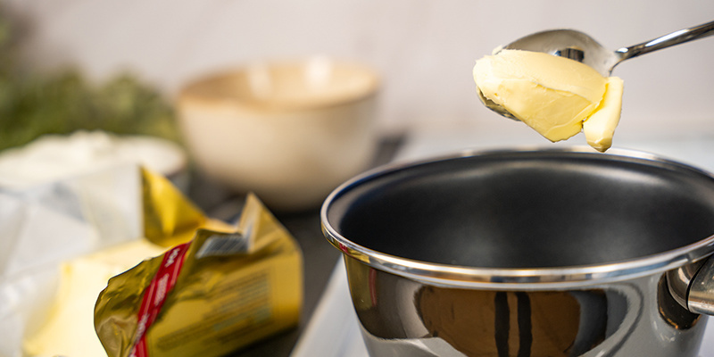 Spegnete il fornello e versate lo yogurt nella casseruola.