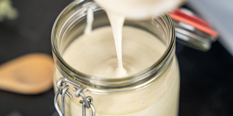 Trasferite lo yogurt all'hashish in un recipiente e lasciatelo raffreddare in frigo.