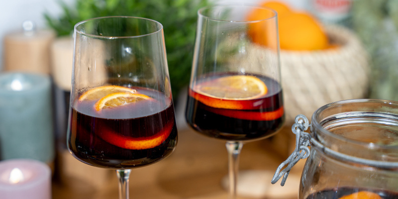 Servi In Una Tazza Con Qualche Fetta D'Arancia E Buon Divertimento!