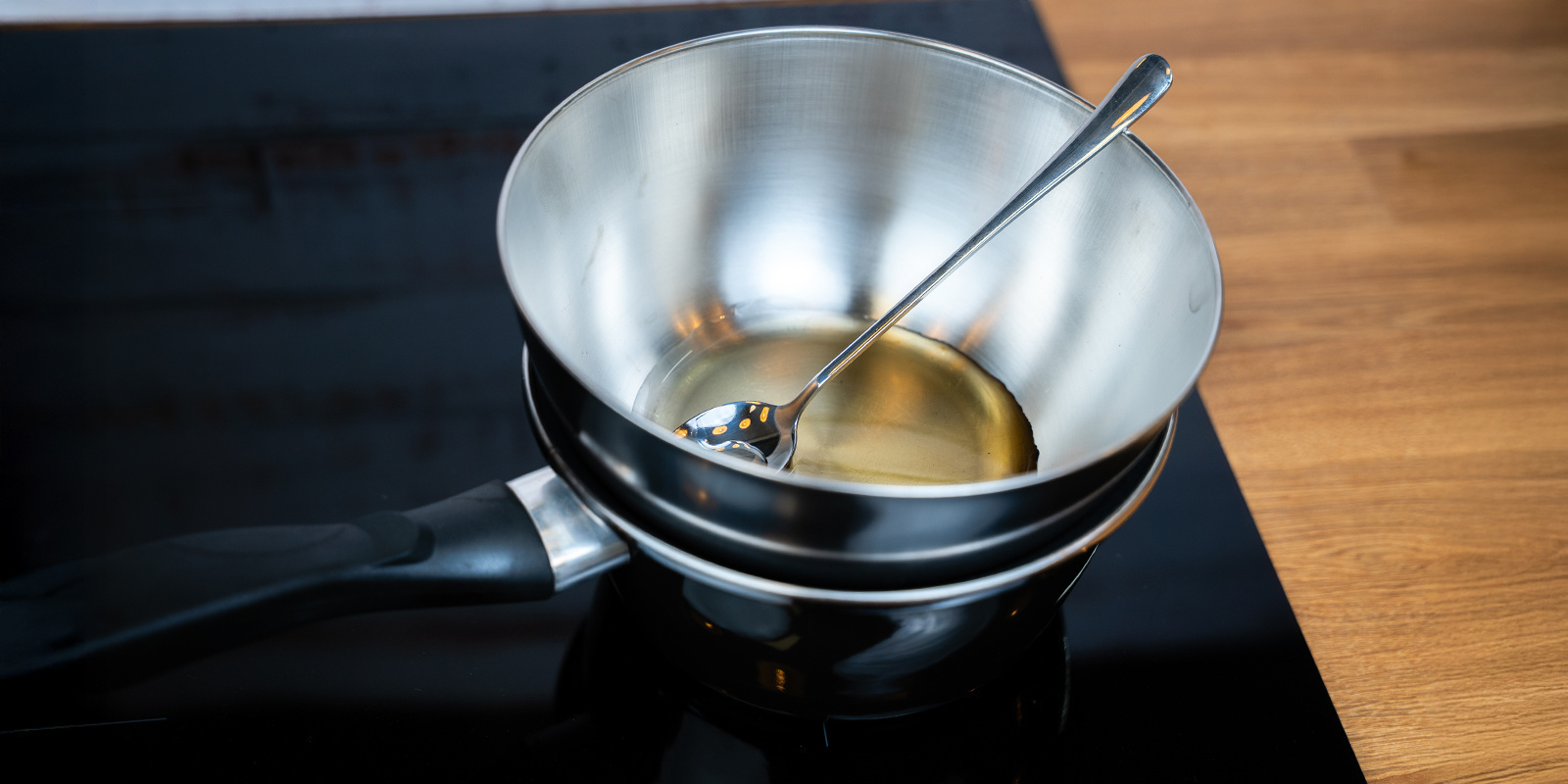 Sistema la ciotola sopra una pentola Sistema la ciotola sopra una pentola