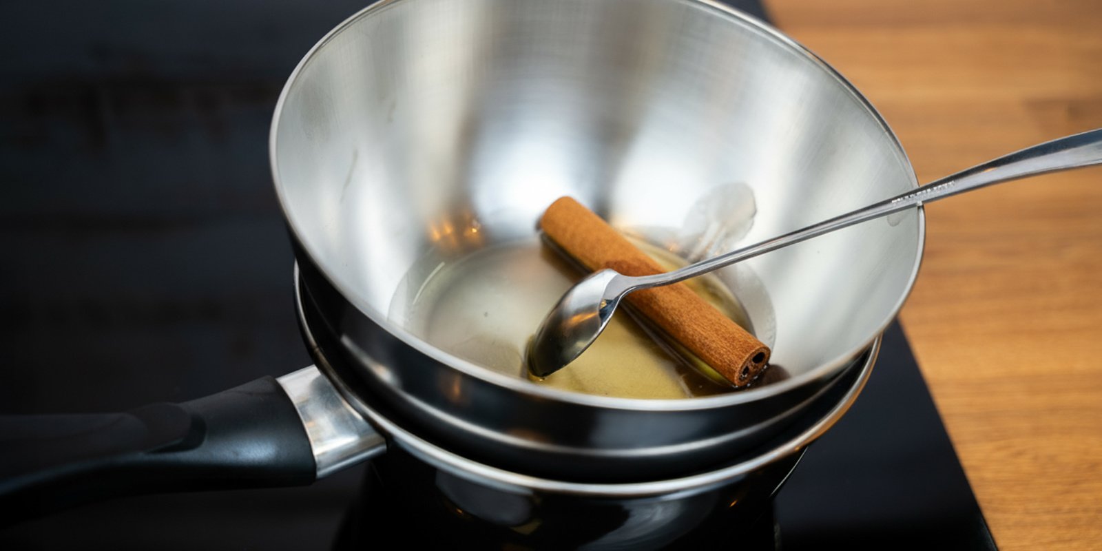 Riscalda delicatamente il miele mescolando Riscalda delicatamente il miele mescolando