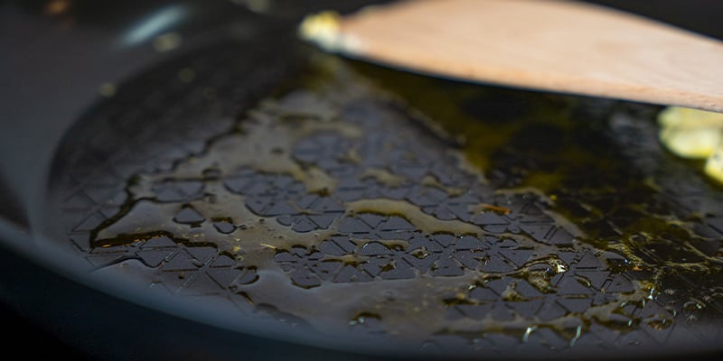 Aggiungete Un Paio Di Cucchiai Di Burro Di Cannabis In Una Padella E Lasciatelo Sciogliere Lentamente A Fuoco Medio. Aggiungete Un Paio Di Cucchiai Di Burro Di Cannabis In Una Padella E Lasciatelo Sciogliere Lentamente A Fuoco Medio.