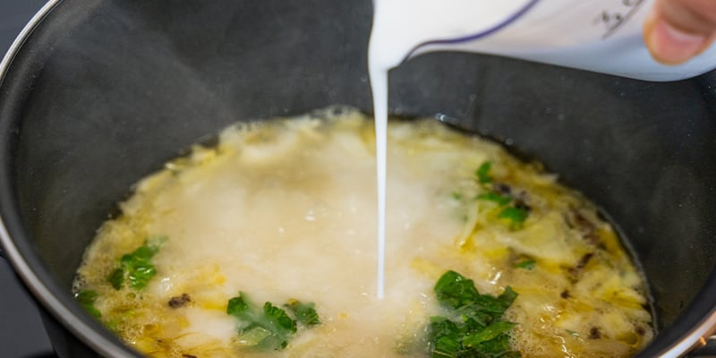 Ora Aggiungi I Condimenti E Le Erbe, Seguite Dall’Olio O Dal Burro Di Cannabis E Dalla Panna, Se La Vuoi Usare. Mescola Bene Ora Aggiungi I Condimenti E Le Erbe, Seguite Dall’Olio O Dal Burro Di Cannabis E Dalla Panna, Se La Vuoi Usare. Mescola Bene