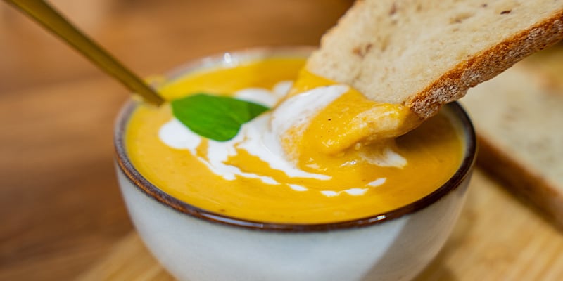 Servila Insieme Ad Un Cucchiaio Di Panna O Yogurt Se Lo Si Desidera Servila Insieme Ad Un Cucchiaio Di Panna O Yogurt Se Lo Si Desidera