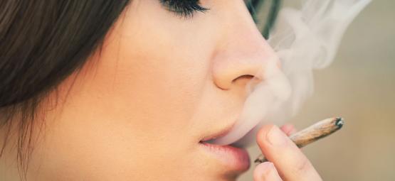 Perché le Donne Dovrebbero Decisamente Fumare Erba