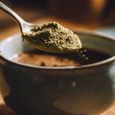 Si pu&ograve; mescolare il kratom con il caff&egrave;? Ecco come potrebbero cambiare le tue mattinate